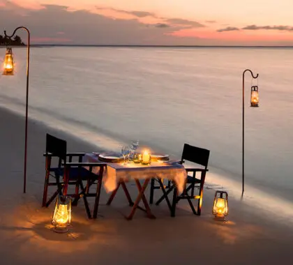 Una romántica cena en la playa al atardecer en la isla de Benguerra. 