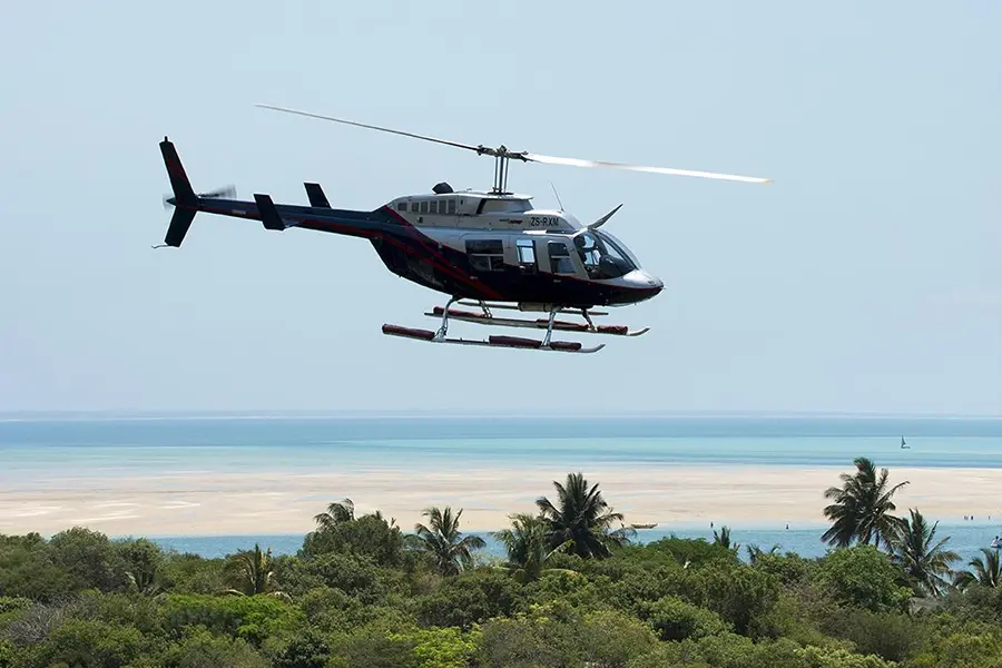 Un helicóptero sobrevuela benguela island lodge