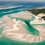 Por un coste adicional, reserve un vuelo panorámico en helicóptero para contemplar la isla y el archipiélago a vista de pájaro. 