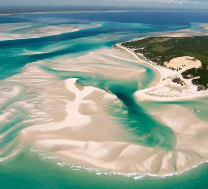 Por un coste adicional, reserve un vuelo panorámico en helicóptero para contemplar la isla y el archipiélago a vista de pájaro. 