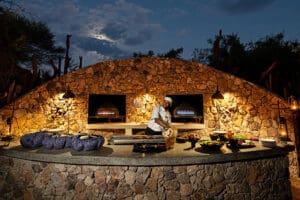 Disfrute de una cena festiva en el boma.