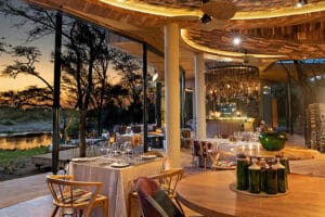 Cena en el Grumeti Serengeti River Lodge.