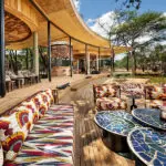 La alegre zona de huéspedes del Grumeti Serengeti River Lodge. 