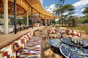 La alegre zona de huéspedes del Grumeti Serengeti River Lodge. 