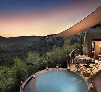 Suites románticas con duchas al aire libre y piscinas de inmersión.