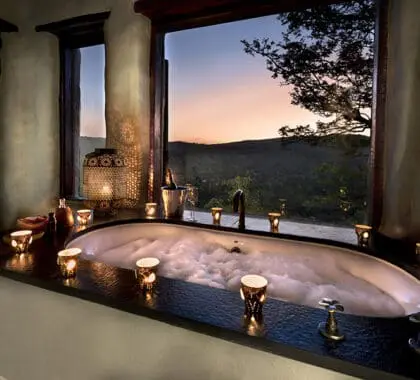 Todas las suites tienen bañera y ducha.