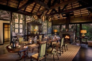 El elegante comedor interior del Phinda Vlei Lodge.
