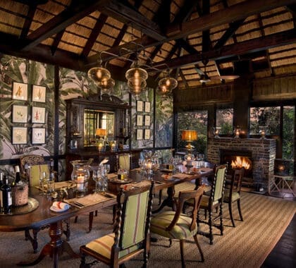 El elegante comedor interior del Phinda Vlei Lodge.