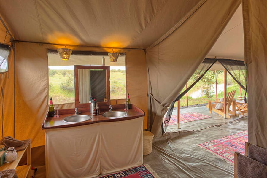 El cuarto de baño privado invita a relajarse tras un día de safari.