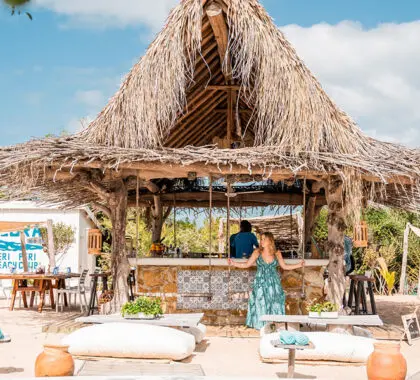 Nada combina mejor con una escapada a la isla que un refrescante cóctel.