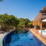 Gran piscina privada. 