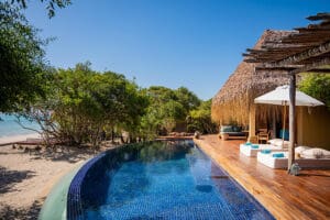 Gran piscina privada. 