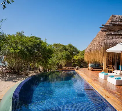 Gran piscina privada. 