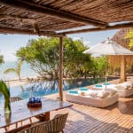 Disfrute de un amplio porche, piscina infinita y acceso a la playa. 