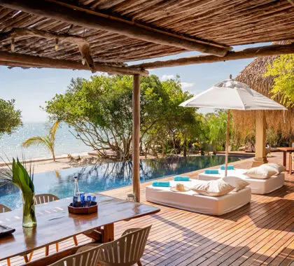 Disfrute de un amplio porche, piscina infinita y acceso a la playa. 