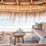 Relájese en la sala de playa y disfrute de la agradable brisa marina. 