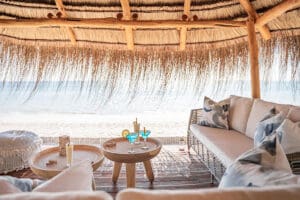 Relájese en la sala de playa y disfrute de la agradable brisa marina. 