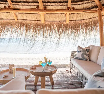 Relájese en la sala de playa y disfrute de la agradable brisa marina. 