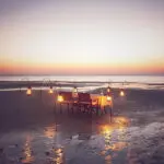 Cena romántica en la playa.