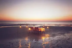 Cena romántica en la playa.