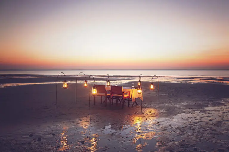 Cena romántica en la playa.