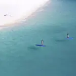 Disfrute de las aguas azules en una tabla de paddle surf o en kayak. 