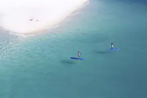 Disfrute de las aguas azules en una tabla de paddle surf o en kayak. 