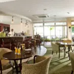 Diríjase al bar para tomar una copa después de cenar o disfrute de una sabrosa bebida tropical al atardecer.