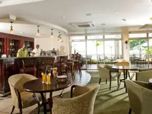 Diríjase al bar para tomar una copa después de cenar o disfrute de una sabrosa bebida tropical al atardecer.