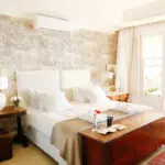 Cada una de las cuatro lujosas suites tiene espectaculares vistas a la montaña o al mar, y están decoradas de forma individual.