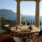 El desayuno privado se sirve en la terraza del ático, con vistas a la cordillera de los Doce Apóstoles.