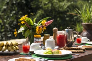 Desayunos frescos en el Bwindi Lodge