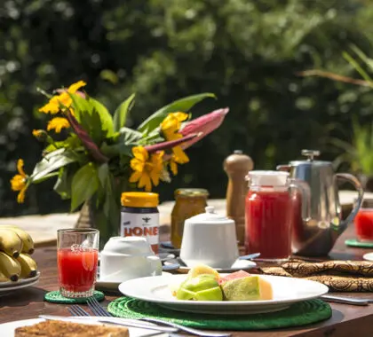 Desayunos frescos en el Bwindi Lodge