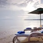 Las tranquilas y cálidas aguas del lago son perfectas para tomar el sol y nadar.