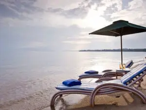 Las tranquilas y cálidas aguas del lago son perfectas para tomar el sol y nadar.