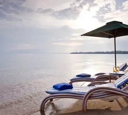 Las tranquilas y cálidas aguas del lago son perfectas para tomar el sol y nadar.