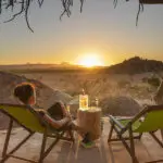 Disfrute de una copa al atardecer en su balcón.