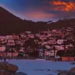 La famosa Camps Bay es uno de los suburbios costeros más populares y de moda de Ciudad del Cabo.
