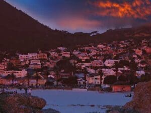 La famosa Camps Bay es uno de los suburbios costeros más populares y de moda de Ciudad del Cabo.