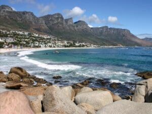 Disfrute de las espectaculares vistas de la cordillera de los Doce Apóstoles mientras se encuentra en Camps Bay.