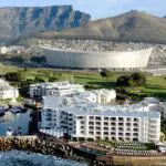 Ciudad del Cabo cuenta con numerosos hoteles en primera línea de playa, algunos de los cuales disfrutan del espectacular telón de fondo de la Montaña de la Mesa y el Estadio de Ciudad del Cabo.