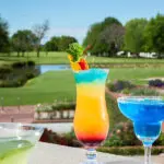 Pase los días al sol tomando cócteles.