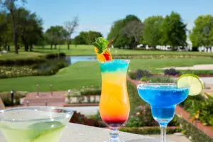 Pase los días al sol tomando cócteles. 