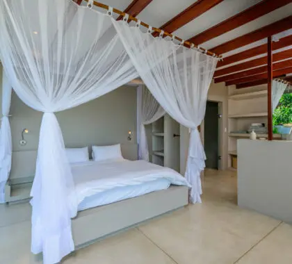Modern and simple suites invite you to fall into a comfortable bed at the end of a perfect day in paradise.

