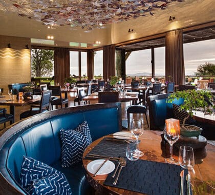 El interior del restaurante es estiloso y elegante, con un menú variado para satisfacer diferentes paladares.