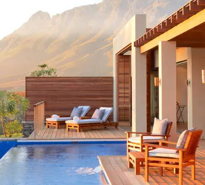 Su terraza privada incluye una piscina y cómodas tumbonas. Disfrute de las magníficas vistas.