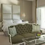 El elegante interior de una habitación de lujo.