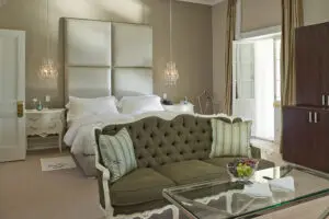 El elegante interior de una habitación de lujo.