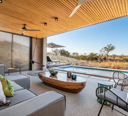 Sabi_Sabi_earth_lodge_lux_suite_terrace_lounge_resize1