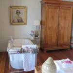 Dos de las suites cuentan con elegantes cuartos de baño abiertos que les dan un toque romántico y moderno.